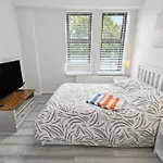 Modern Watford Urban Luxury Oasis