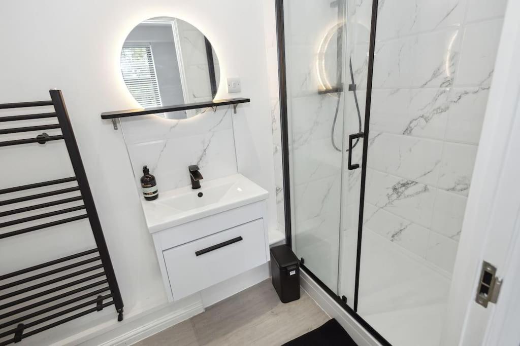 Apartment Modern Watford Urban Luxury Oasis